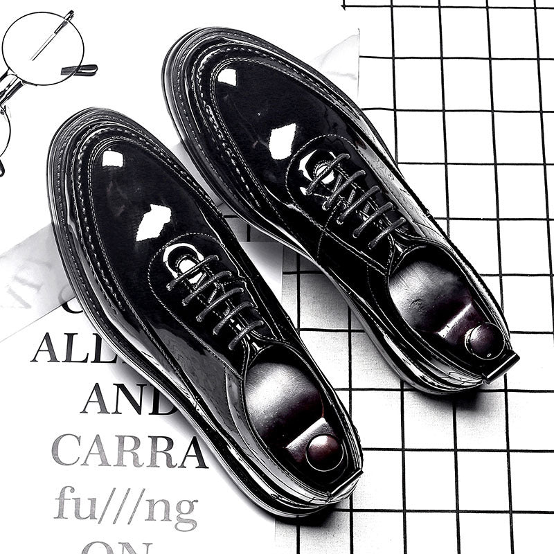 Zapatos de charol con cordones y puntera redonda